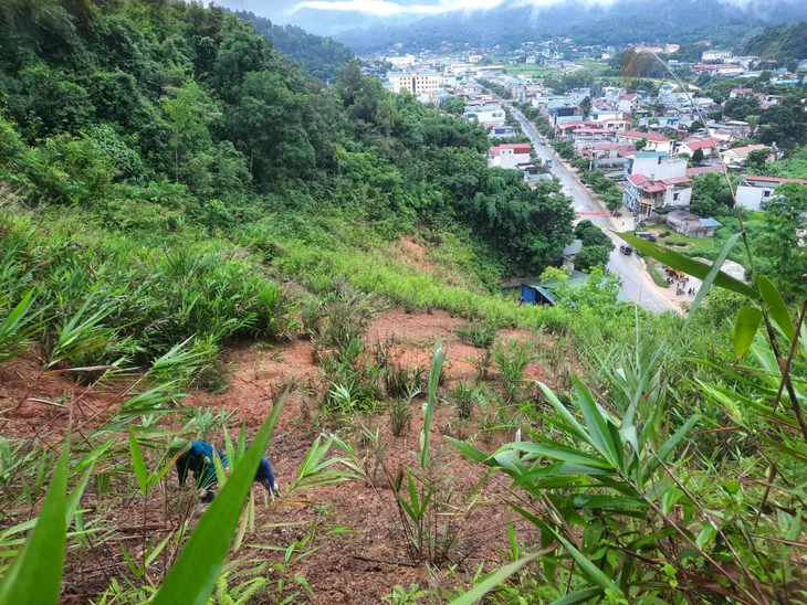 Thị trấn Tuần Giáo (Điện Biên) di dời dân và tạm dừng lưu thông do nguy cơ sạt lở - Ảnh 4. Thị trấn Tuần Giáo (Điện Biên) di dời dân và tạm dừng lưu thông do nguy cơ sạt lở - Ảnh 4.
