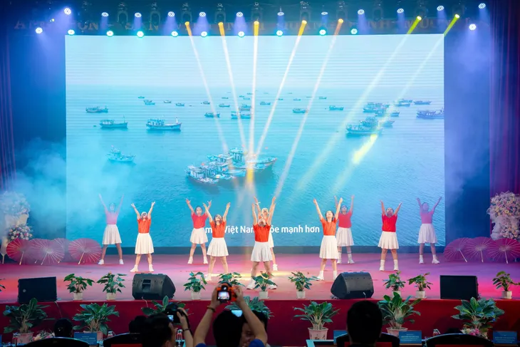 Mít tinh hưởng ứng Ngày Vệ sinh yêu nước, nâng cao sức khỏe nhân dân - Ảnh 3. Mít tinh hưởng ứng Ngày Vệ sinh yêu nước, nâng cao sức khỏe nhân dân - Ảnh 3.