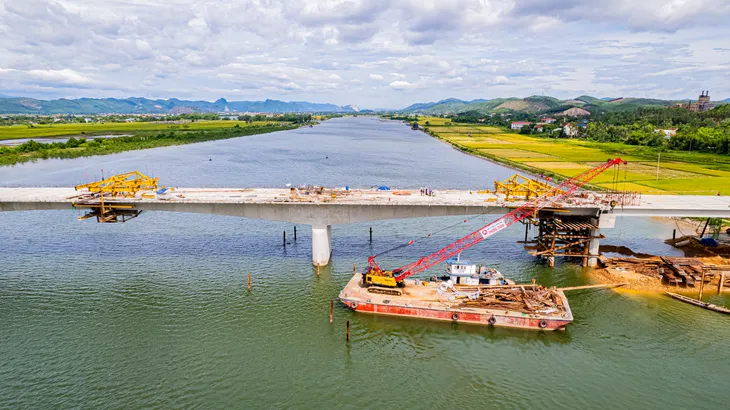 Hợp long cầu dài nhất trên cao tốc Bắc Nam đoạn qua Quảng Bình - Ảnh 6. Hợp long cầu dài nhất trên cao tốc Bắc Nam đoạn qua Quảng Bình - Ảnh 6.