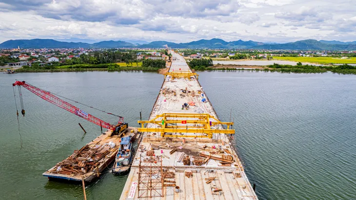 Hợp long cầu dài nhất trên cao tốc Bắc Nam đoạn qua Quảng Bình - Ảnh 3. Hợp long cầu dài nhất trên cao tốc Bắc Nam đoạn qua Quảng Bình - Ảnh 3.