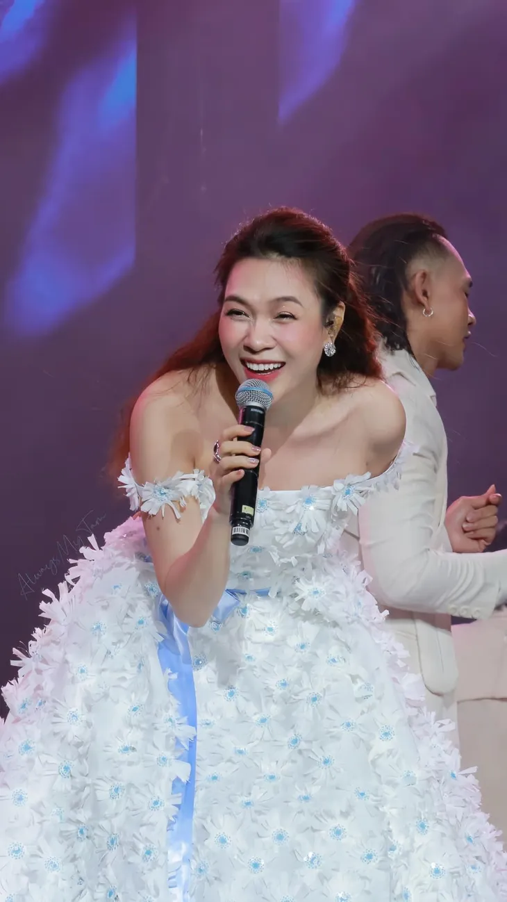 Lệ Quyên cảm ơn tình trẻ, Nhã Phương đổi style thiếu nữ quyến rũ - Ảnh 9. Lệ Quyên cảm ơn tình trẻ, Nhã Phương đổi style thiếu nữ quyến rũ - Ảnh 9.