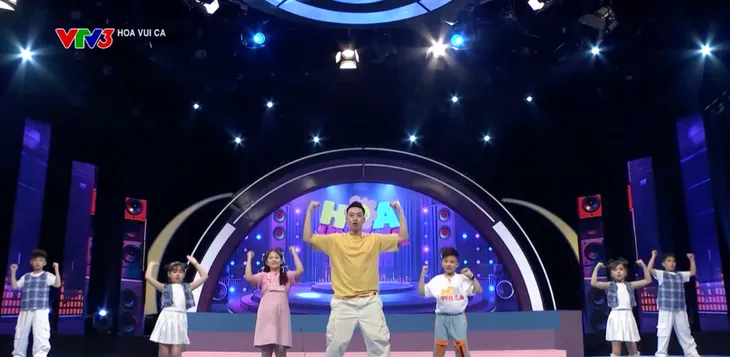 Hoa vui ca: Tập nhảy Bố là tất cả nào! - Ảnh 1. Hoa vui ca: Tập nhảy Bố là tất cả nào! - Ảnh 1.