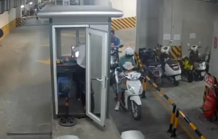 Mẹ dừng xe quên tắt máy, con gái vặn tay ga phóng vút đi - Ảnh 1. Mẹ dừng xe quên tắt máy, con gái vặn tay ga phóng vút đi - Ảnh 1.