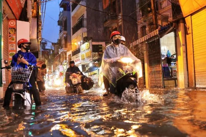 Bắc Bộ mưa rào và dông đến sáng, khả năng rất cao gây lũ quét, sạt lở - Ảnh 8. Bắc Bộ mưa rào và dông đến sáng, khả năng rất cao gây lũ quét, sạt lở - Ảnh 8.