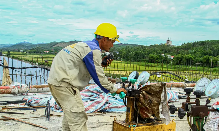 Hợp long cầu dài nhất trên cao tốc Bắc Nam đoạn qua Quảng Bình - Ảnh 7. Hợp long cầu dài nhất trên cao tốc Bắc Nam đoạn qua Quảng Bình - Ảnh 7.