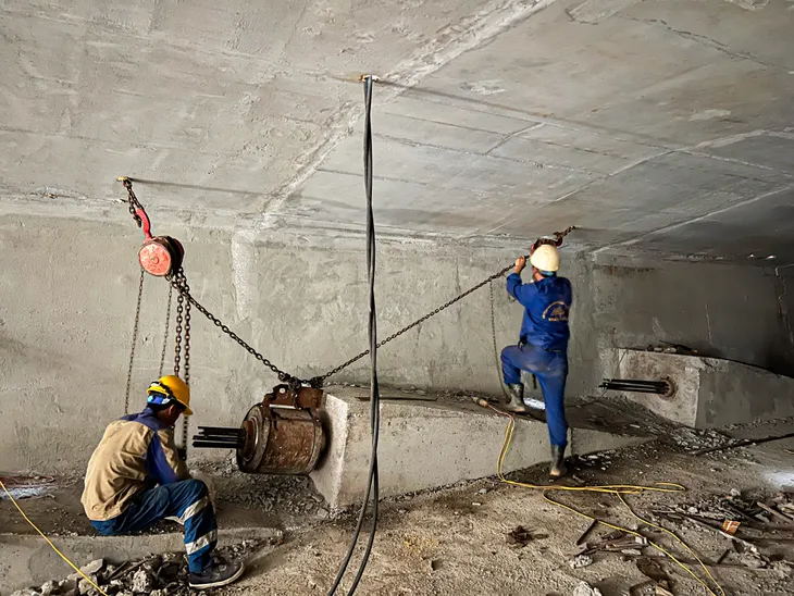 Hợp long cầu dài nhất trên cao tốc Bắc Nam đoạn qua Quảng Bình - Ảnh 8. Hợp long cầu dài nhất trên cao tốc Bắc Nam đoạn qua Quảng Bình - Ảnh 8.