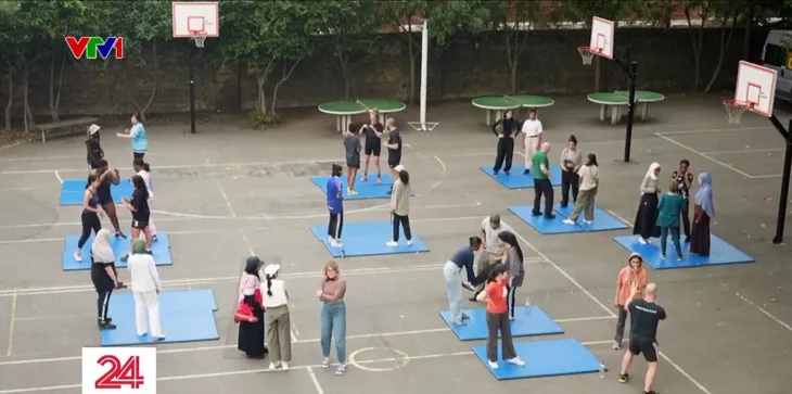 Phụ nữ Anh học võ tự vệ đối phó với tình trạng phân biệt người di cư - Ảnh 1. Phụ nữ Anh học võ tự vệ đối phó với tình trạng phân biệt người di cư - Ảnh 1.