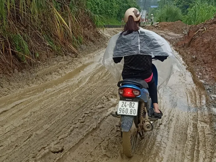 Mở đường tránh, thông xe tạm thời Quốc lộ 279 qua Lào Cai - Ảnh 2. Mở đường tránh, thông xe tạm thời Quốc lộ 279 qua Lào Cai - Ảnh 2.