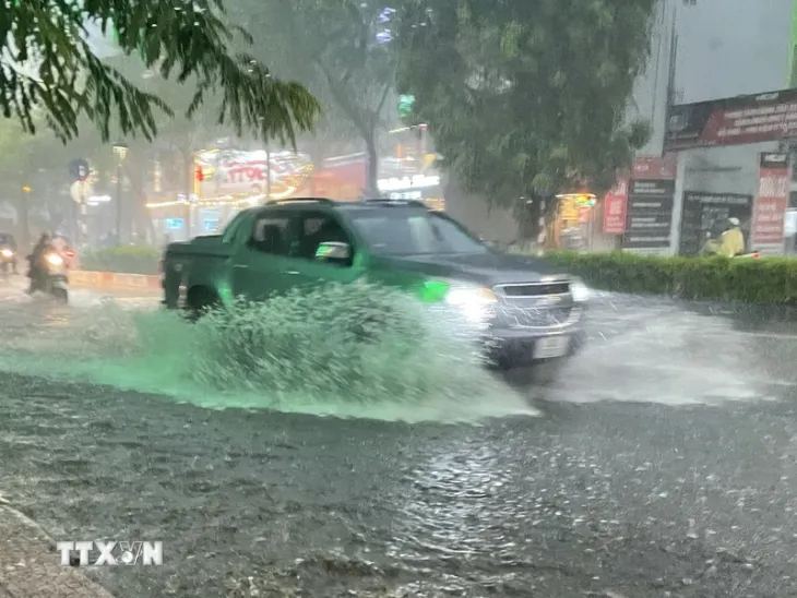 Bắc Bộ mưa rào và dông đến sáng, khả năng rất cao gây lũ quét, sạt lở - Ảnh 5. Bắc Bộ mưa rào và dông đến sáng, khả năng rất cao gây lũ quét, sạt lở - Ảnh 5.