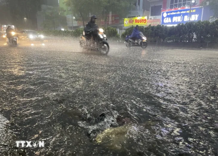 Bắc Bộ mưa rào và dông đến sáng, khả năng rất cao gây lũ quét, sạt lở - Ảnh 3. Bắc Bộ mưa rào và dông đến sáng, khả năng rất cao gây lũ quét, sạt lở - Ảnh 3.