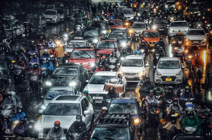 Hà Nội: Mưa to giờ tan tầm khiến hàng loạt tuyến đường tắc đường, ngập úng - Ảnh 3. Hà Nội: Mưa to giờ tan tầm khiến hàng loạt tuyến đường tắc đường, ngập úng - Ảnh 3.