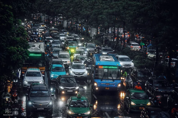 Hà Nội: Mưa to giờ tan tầm khiến hàng loạt tuyến đường tắc đường, ngập úng - Ảnh 1. Hà Nội: Mưa to giờ tan tầm khiến hàng loạt tuyến đường tắc đường, ngập úng - Ảnh 1.