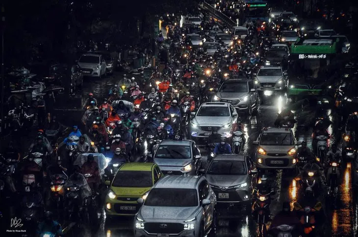 Hà Nội: Mưa to giờ tan tầm khiến hàng loạt tuyến đường tắc đường, ngập úng - Ảnh 2. Hà Nội: Mưa to giờ tan tầm khiến hàng loạt tuyến đường tắc đường, ngập úng - Ảnh 2.