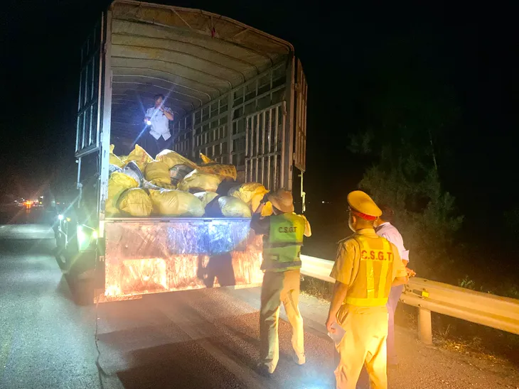 Quảng Bình: Thu giữ 11 tấn mỡ động vật không rõ nguồn gốc - Ảnh 1. Quảng Bình: Thu giữ 11 tấn mỡ động vật không rõ nguồn gốc - Ảnh 1.