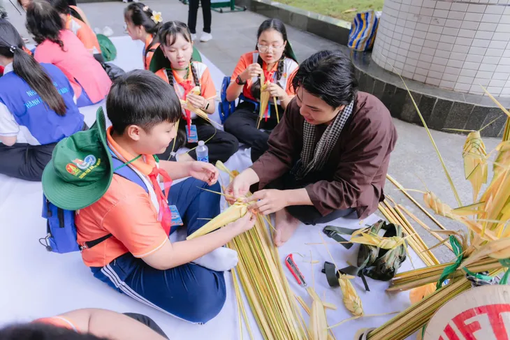 Sôi nổi các hoạt động tại Liên hoan thiếu nhi Việt Nam-Lào-Campuchia năm 2024 - Ảnh 3. Sôi nổi các hoạt động tại Liên hoan thiếu nhi Việt Nam-Lào-Campuchia năm 2024 - Ảnh 3.
