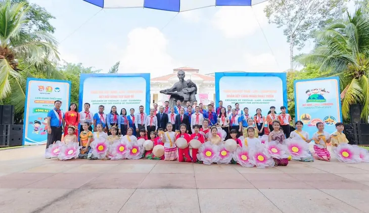 Sôi nổi các hoạt động tại Liên hoan thiếu nhi Việt Nam-Lào-Campuchia năm 2024 - Ảnh 2. Sôi nổi các hoạt động tại Liên hoan thiếu nhi Việt Nam-Lào-Campuchia năm 2024 - Ảnh 2.