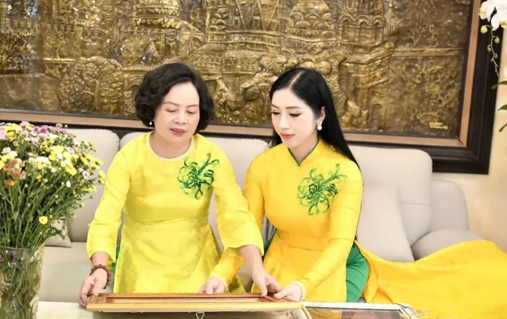 NSƯT Phương Nga Sao Mai ra mắt MV Lòng mẹ, tri ân mùa Vu Lan - Ảnh 3. NSƯT Phương Nga Sao Mai ra mắt MV Lòng mẹ, tri ân mùa Vu Lan - Ảnh 3.