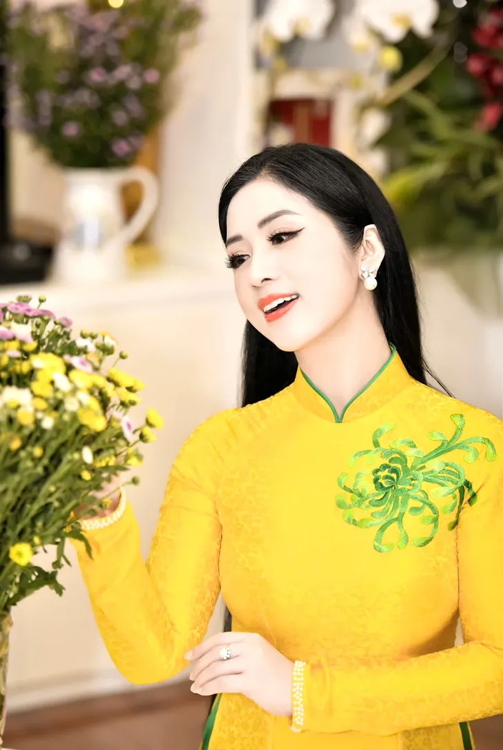NSƯT Phương Nga Sao Mai ra mắt MV Lòng mẹ, tri ân mùa Vu Lan - Ảnh 2. NSƯT Phương Nga Sao Mai ra mắt MV Lòng mẹ, tri ân mùa Vu Lan - Ảnh 2.