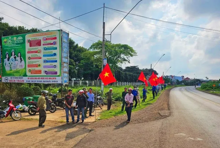Đắk Lắk: Rực rỡ đường cờ Tổ quốc chào mừng Quốc khánh và Lễ hội sầu riêng - Ảnh 2. Đắk Lắk: Rực rỡ đường cờ Tổ quốc chào mừng Quốc khánh và Lễ hội sầu riêng - Ảnh 2.