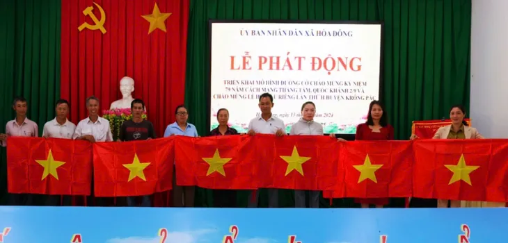 Đắk Lắk: Rực rỡ đường cờ Tổ quốc chào mừng Quốc khánh và Lễ hội sầu riêng - Ảnh 1. Đắk Lắk: Rực rỡ đường cờ Tổ quốc chào mừng Quốc khánh và Lễ hội sầu riêng - Ảnh 1.
