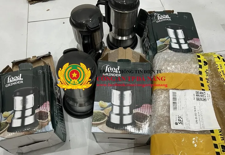 Pha trộn nhiều loại ma túy để bán cho con nghiện, 2 đối tượng bị bắt - Ảnh 2. Pha trộn nhiều loại ma túy để bán cho con nghiện, 2 đối tượng bị bắt - Ảnh 2.