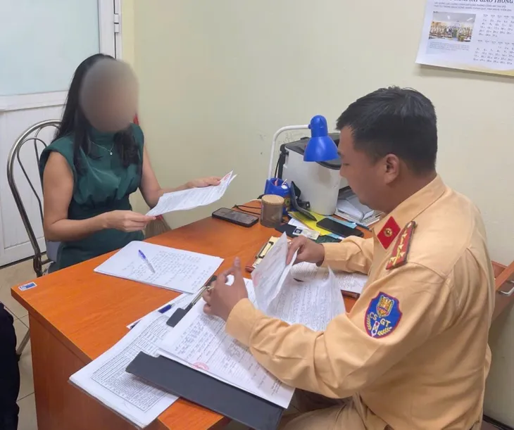 Hà Nội: Tước giấy phép lái xe 3 tháng nữ tài xế ô tô đi ngược chiều - Ảnh 1. Hà Nội: Tước giấy phép lái xe 3 tháng nữ tài xế ô tô đi ngược chiều - Ảnh 1.