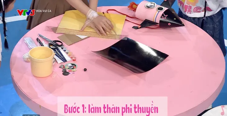 Hoa vui ca: Sáng tạo với chiếc balo phi thuyền - Ảnh 1. Hoa vui ca: Sáng tạo với chiếc balo phi thuyền - Ảnh 1.