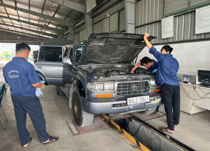 Nguy cơ ùn tắc đăng kiểm do thiếu nhân sự trầm trọng - Ảnh 1. Nguy cơ ùn tắc đăng kiểm do thiếu nhân sự trầm trọng - Ảnh 1.