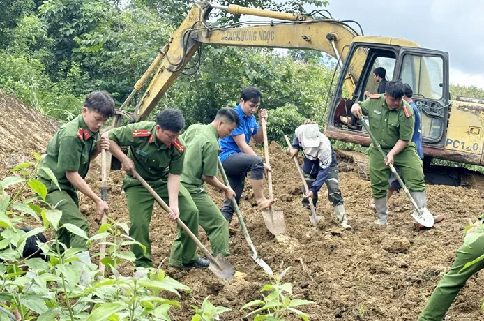 Xây gần 200 ngôi nhà cho người dân mất nơi ở do mưa lũ, sạt lở - Ảnh 1. Xây gần 200 ngôi nhà cho người dân mất nơi ở do mưa lũ, sạt lở - Ảnh 1.