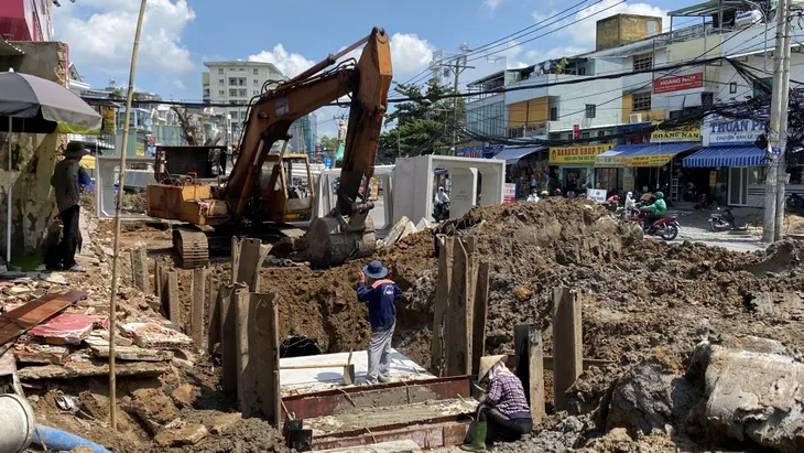 Cận cảnh thi công mở rộng tuyến đường từng là nỗi ám ảnh kẹt xe ở TP Hồ Chí Minh - Ảnh 7.