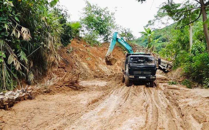 Tỉnh lộ 164 qua huyện Văn Yên (Yên Bái) vẫn chưa thông tuyến sau 4 ngày sạt lở - Ảnh 4. Tỉnh lộ 164 qua huyện Văn Yên (Yên Bái) vẫn chưa thông tuyến sau 4 ngày sạt lở - Ảnh 4.