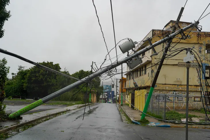 Bão Ernesto tiến gần đến Bermuda khi tình trạng mất điện ở Puerto Rico vẫn tiếp diễn - Ảnh 1. Bão Ernesto tiến gần đến Bermuda khi tình trạng mất điện ở Puerto Rico vẫn tiếp diễn - Ảnh 1.