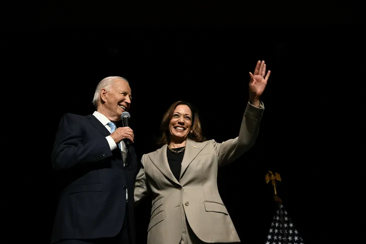 Ông Biden và bà Harris thể hiện sự đoàn kết trong lần xuất hiện chung - Ảnh 1. Ông Biden và bà Harris thể hiện sự đoàn kết trong lần xuất hiện chung - Ảnh 1.