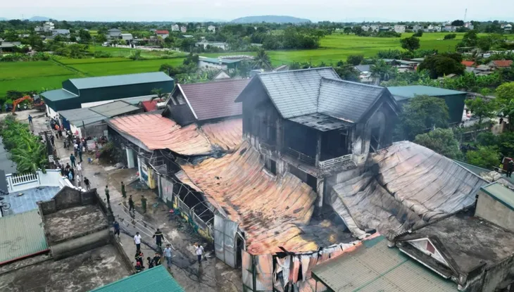 Cháy xưởng chăn, ga, gối, đệm rộng 400 m2, 1 nữ sinh tử vong - Ảnh 3. Cháy xưởng chăn, ga, gối, đệm rộng 400 m2, 1 nữ sinh tử vong - Ảnh 3.