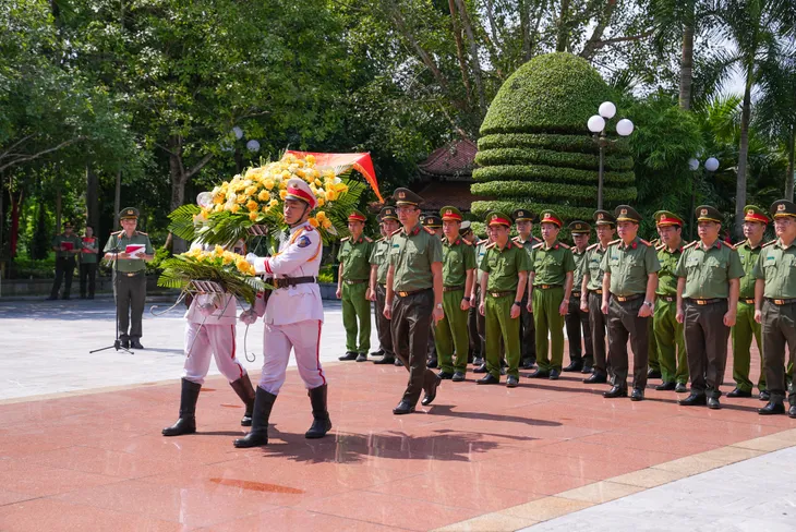 Tuyên Quang: Phát động phong trào thi đua chào mừng 80 năm Ngày truyền thống Công an nhân dân - Ảnh 1. Tuyên Quang: Phát động phong trào thi đua chào mừng 80 năm Ngày truyền thống Công an nhân dân - Ảnh 1.