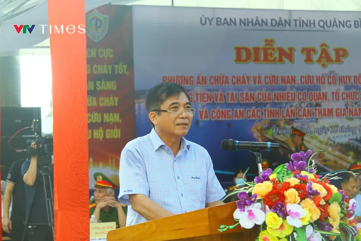 Quảng Bình: Gần 300 người diễn tập phòng cháy chữa cháy trung tâm thương mại - Ảnh 9. Quảng Bình: Gần 300 người diễn tập phòng cháy chữa cháy trung tâm thương mại - Ảnh 9.