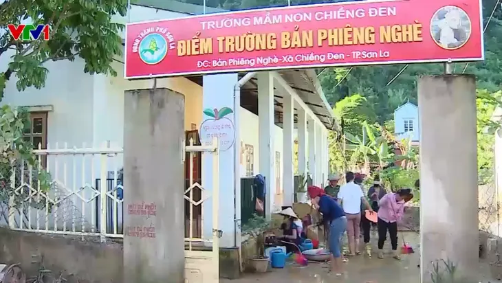 Hàng trăm học sinh không thể đến trường vì cầu treo bị lũ cuốn - Ảnh 3.