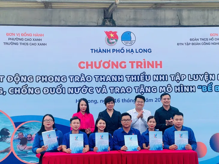 Phát động mô hình bể bơi cho em giúp trẻ em học bơi miễn phí ở Hạ Long - Ảnh 2. Phát động mô hình bể bơi cho em giúp trẻ em học bơi miễn phí ở Hạ Long - Ảnh 2.