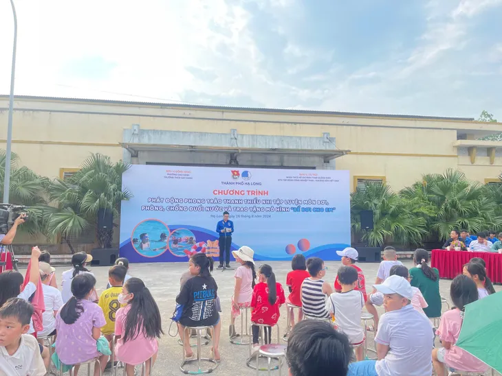 Phát động mô hình bể bơi cho em giúp trẻ em học bơi miễn phí ở Hạ Long - Ảnh 1. Phát động mô hình bể bơi cho em giúp trẻ em học bơi miễn phí ở Hạ Long - Ảnh 1.