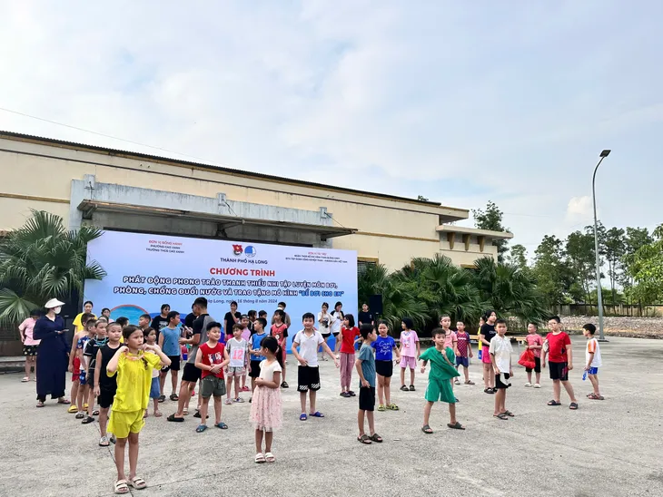 Phát động mô hình bể bơi cho em giúp trẻ em học bơi miễn phí ở Hạ Long - Ảnh 3. Phát động mô hình bể bơi cho em giúp trẻ em học bơi miễn phí ở Hạ Long - Ảnh 3.