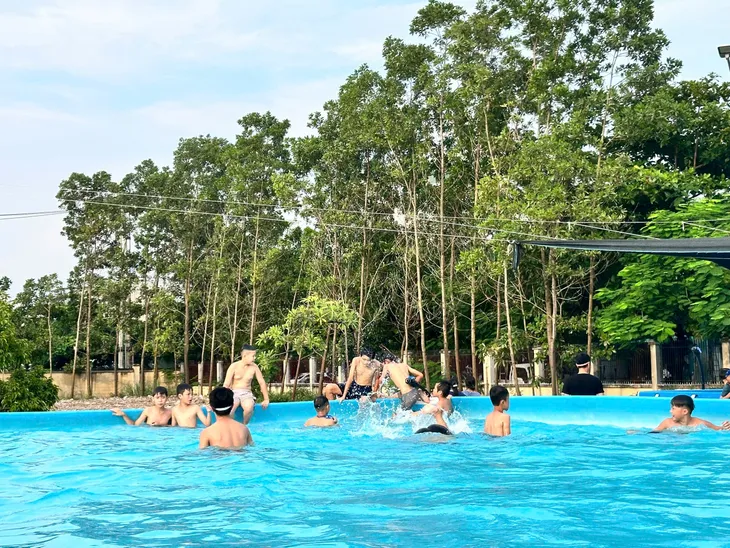 Phát động mô hình bể bơi cho em giúp trẻ em học bơi miễn phí ở Hạ Long - Ảnh 7. Phát động mô hình bể bơi cho em giúp trẻ em học bơi miễn phí ở Hạ Long - Ảnh 7.