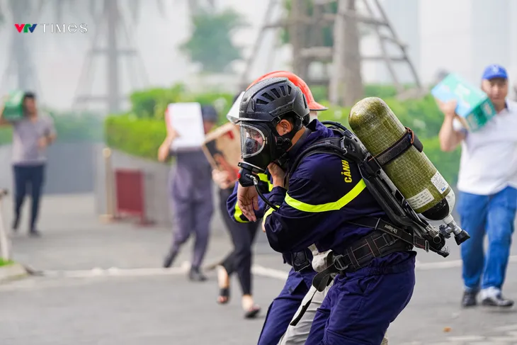 Quảng Bình: Gần 300 người diễn tập phòng cháy chữa cháy trung tâm thương mại - Ảnh 3. Quảng Bình: Gần 300 người diễn tập phòng cháy chữa cháy trung tâm thương mại - Ảnh 3.