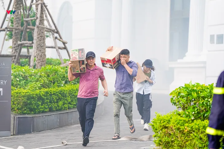 Quảng Bình: Gần 300 người diễn tập phòng cháy chữa cháy trung tâm thương mại - Ảnh 4. Quảng Bình: Gần 300 người diễn tập phòng cháy chữa cháy trung tâm thương mại - Ảnh 4.