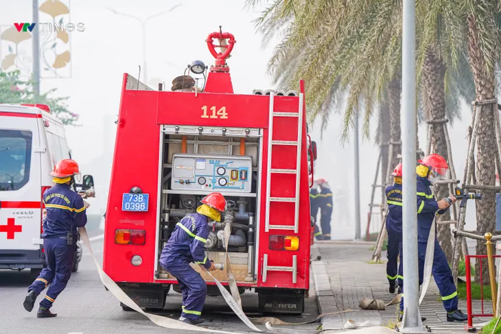 Quảng Bình: Gần 300 người diễn tập phòng cháy chữa cháy trung tâm thương mại - Ảnh 2. Quảng Bình: Gần 300 người diễn tập phòng cháy chữa cháy trung tâm thương mại - Ảnh 2.