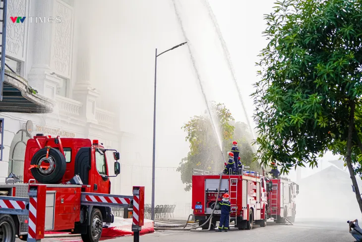 Quảng Bình: Gần 300 người diễn tập phòng cháy chữa cháy trung tâm thương mại - Ảnh 7. Quảng Bình: Gần 300 người diễn tập phòng cháy chữa cháy trung tâm thương mại - Ảnh 7.