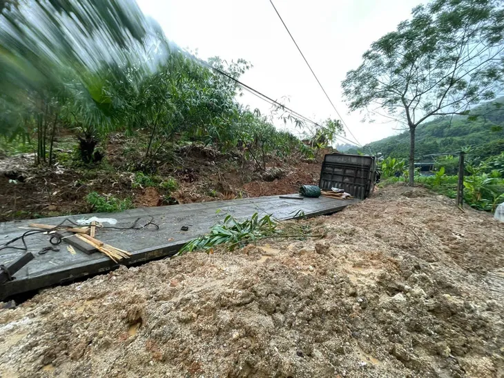 Tỉnh lộ 164 qua huyện Văn Yên (Yên Bái) vẫn chưa thông tuyến sau 4 ngày sạt lở - Ảnh 2. Tỉnh lộ 164 qua huyện Văn Yên (Yên Bái) vẫn chưa thông tuyến sau 4 ngày sạt lở - Ảnh 2.