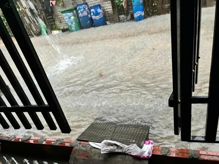 Bình Dương: Mưa lớn gây ngập nhiều khu vực - Ảnh 4.