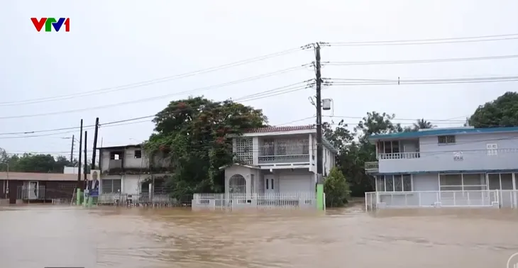 250 nghìn người dân Puerto Rico thiếu điện, nước do bão Ernesto - Ảnh 1. 250 nghìn người dân Puerto Rico thiếu điện, nước do bão Ernesto - Ảnh 1.