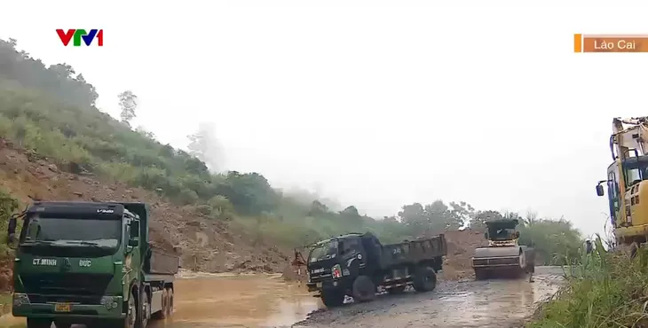 Lào Cai: Khó khăn trong khắc phục sạt lở Quốc lộ 279 - Ảnh 1. Lào Cai: Khó khăn trong khắc phục sạt lở Quốc lộ 279 - Ảnh 1.