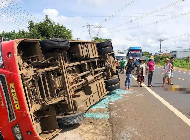 Gia Lai: Xe khách lật nghiêng do tránh xe máy khiến nhiều người bị thương - Ảnh 2. Gia Lai: Xe khách lật nghiêng do tránh xe máy khiến nhiều người bị thương - Ảnh 2.